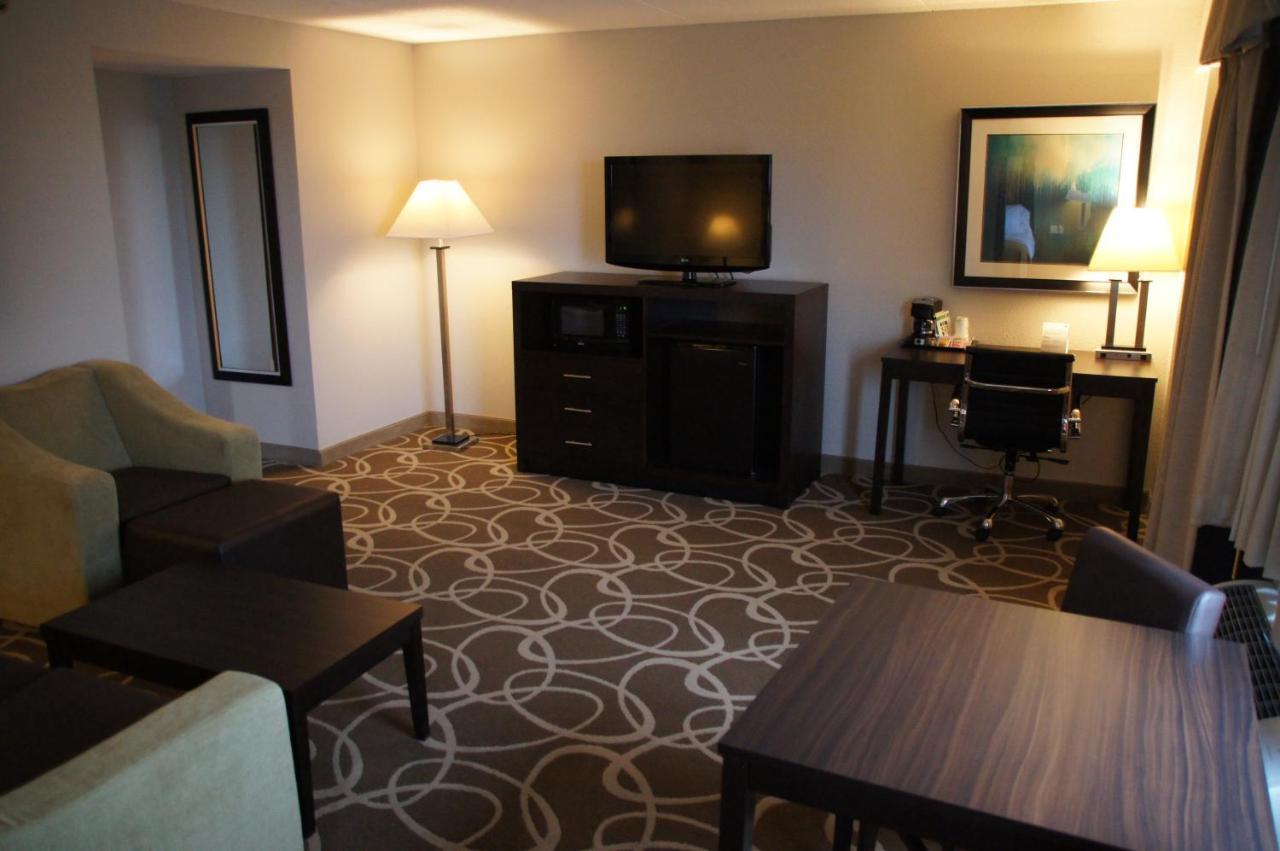 Elimwood Hotel, A Ramada By Wyndham Maryland Heights Exterior photo