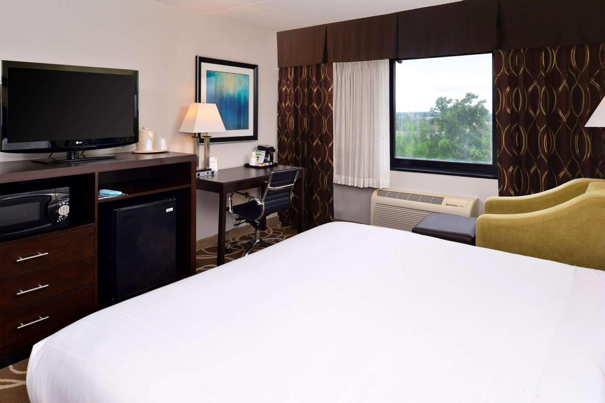 Elimwood Hotel, A Ramada By Wyndham Maryland Heights Exterior photo