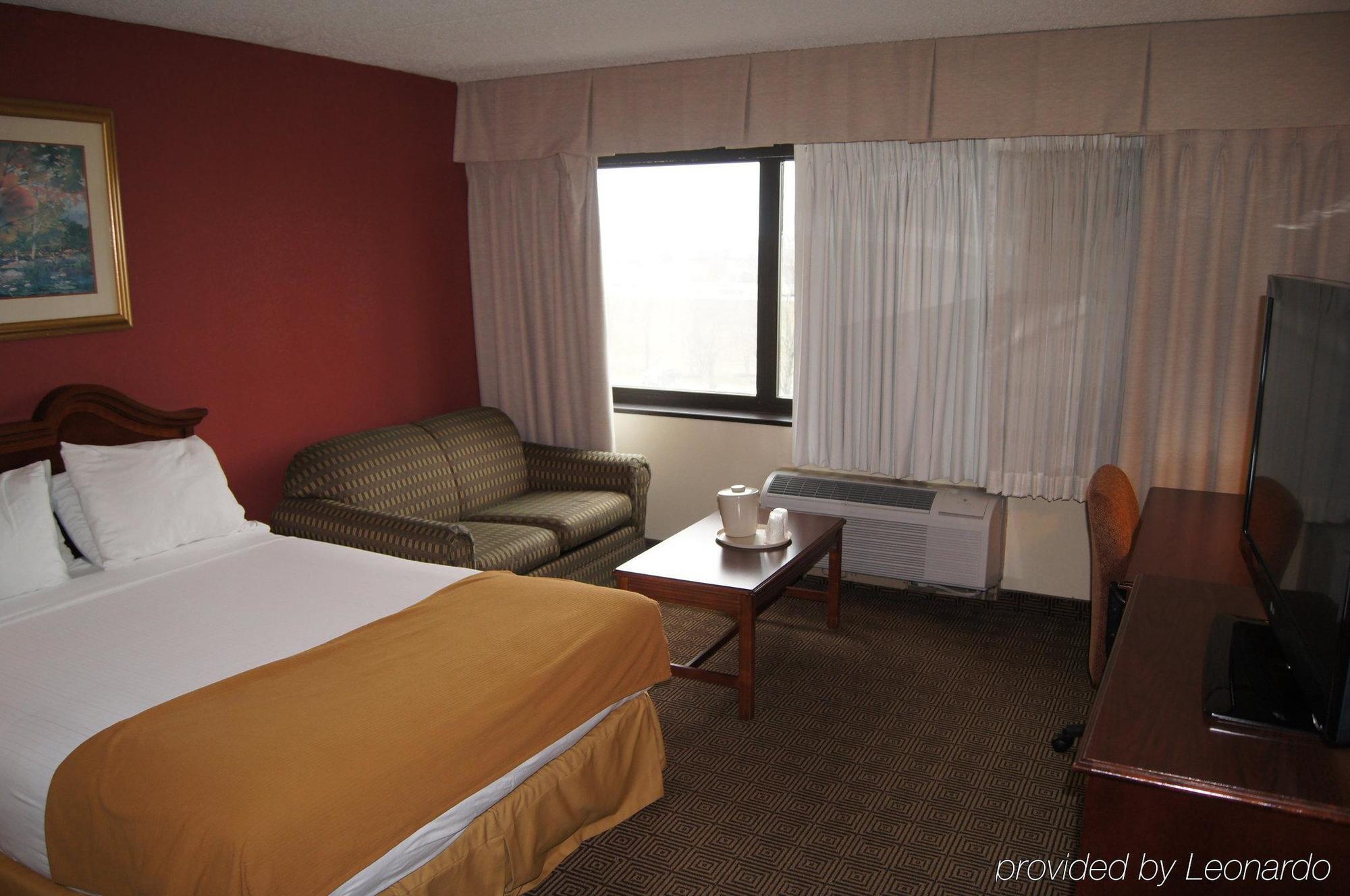 Elimwood Hotel, A Ramada By Wyndham Maryland Heights Exterior photo