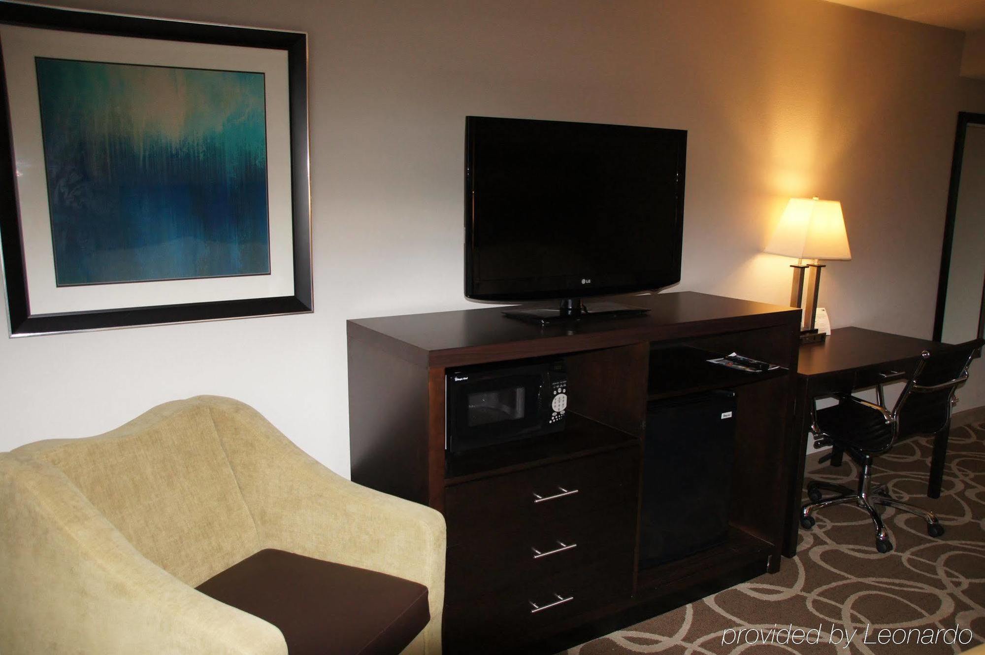 Elimwood Hotel, A Ramada By Wyndham Maryland Heights Exterior photo