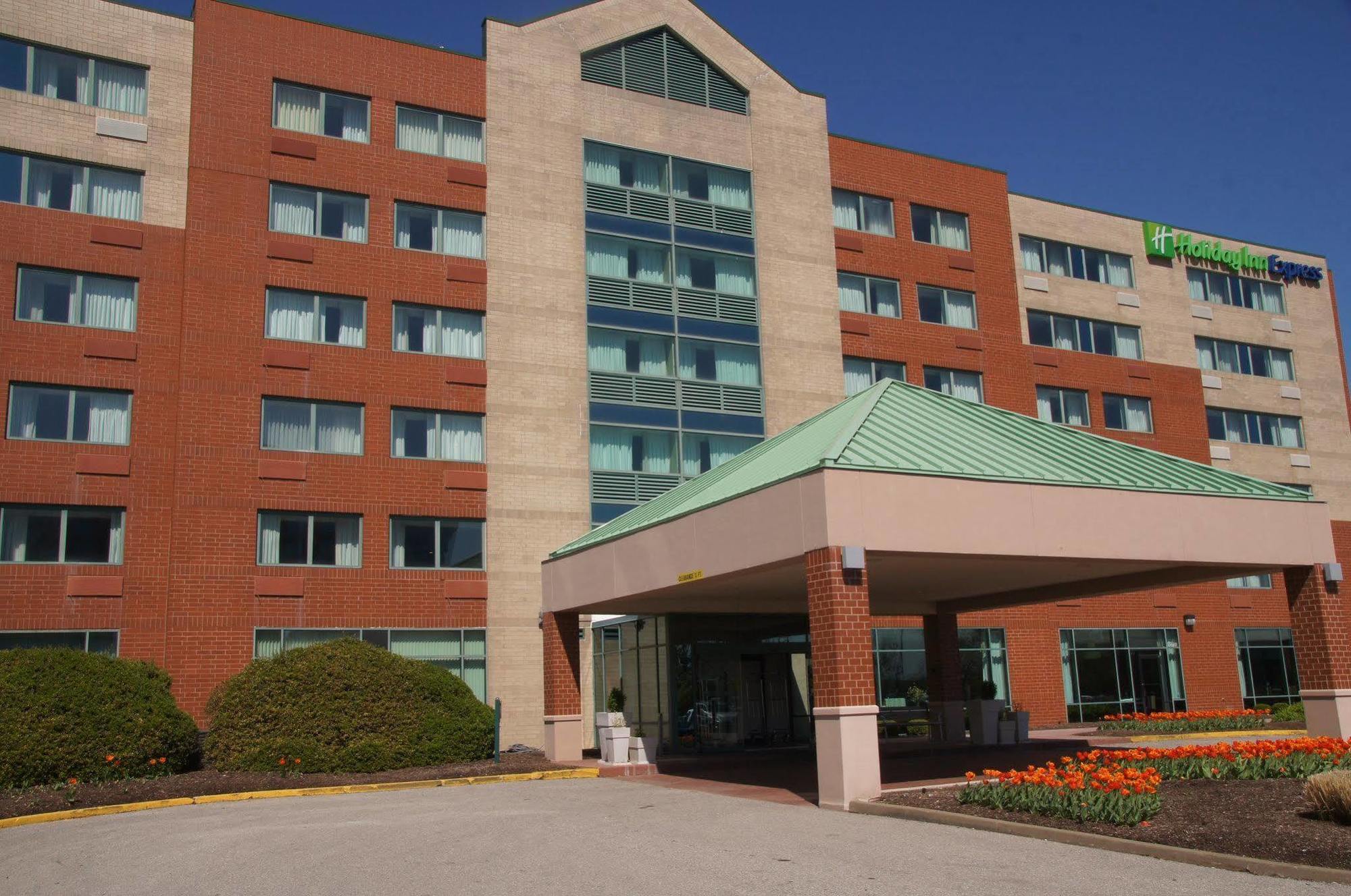 Elimwood Hotel, A Ramada By Wyndham Maryland Heights Exterior photo