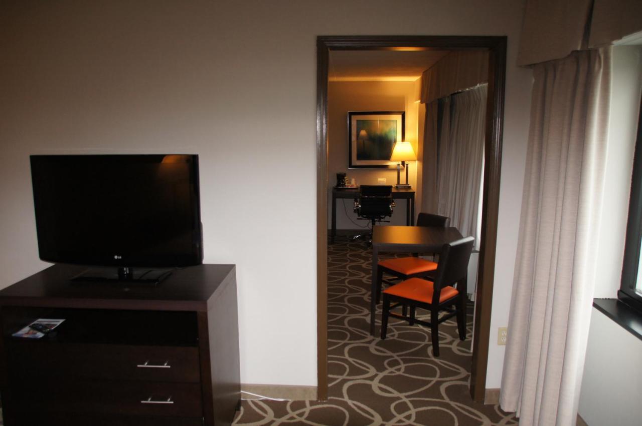 Elimwood Hotel, A Ramada By Wyndham Maryland Heights Exterior photo